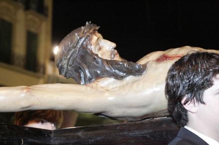 El Cristo de la Paz ha protagonizado uno de los momentos más emotivos del Viernes Santo sa...